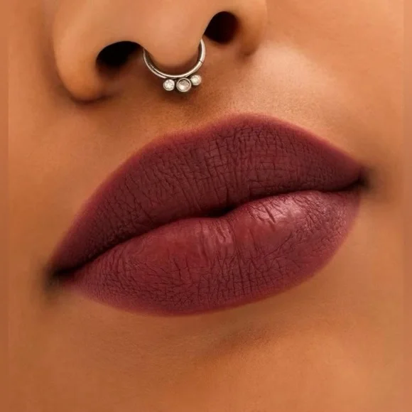 MAC LOCKED KISS 24HR LIPSTICK - Picture 7 of 8